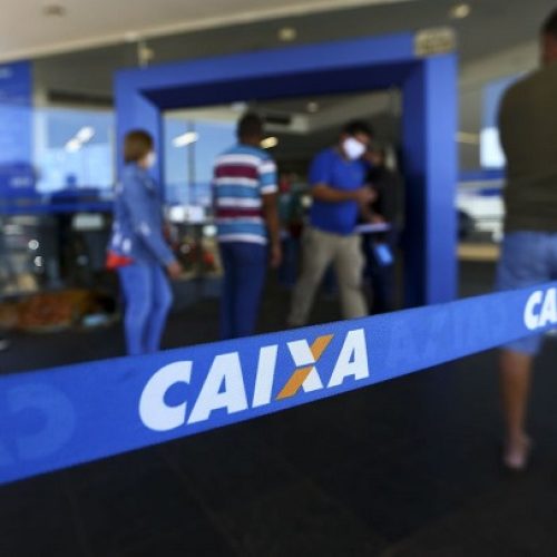 Fila para entrada em agência da Caixa, em Brasília.