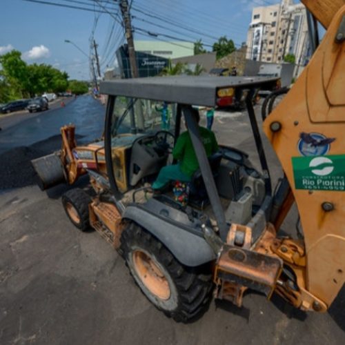 Prefeito Arthur confirma maior programa de tapa-buracos já realizado pela Prefeitura de Manaus  