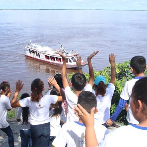 Escola às margens do rio Amazonas recebe o projeto “Casinha de Livros”