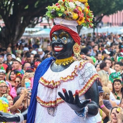 Bandas tradicionais de rua levam mais de 100 mil foliões