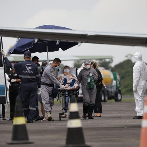 Sem leitos e oxigênio, governo do AM transfere 17 pacientes para Curitiba