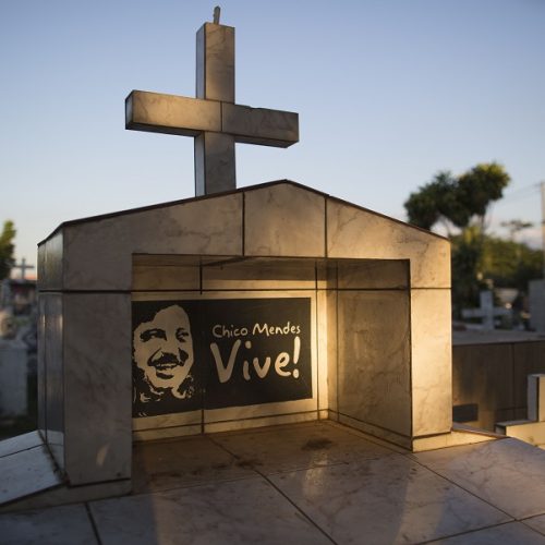 Xapuri AC - 30.06.2018 - Tumulo onde esta enterrado os restos mortais de Chico Mendes. No dia 22 de dezembro de 1988, o seringueiro e ambientalista, Chico Mendes era morto por um tiro em sua casa. Neste ano de 2018 varias organizações se reunem para montar uma agenda em homenagem aos 30 anos de sua morte. Eventos devem ocorrer em Xapuri, cidade onde o ambientalista nasceu e faleceu, na capital do seu estado Rio Branco e em todo Brasil. Foto Bruno Kelly/Amazonia Real.